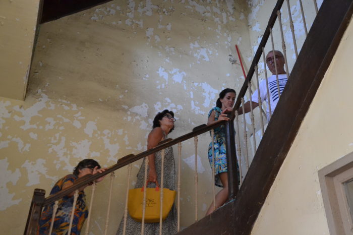 Visite4 école Chaze - Juillet 2024 - Dans l'escalier qui mène au ancien logement de fonction des instituteurs on mesure bien l'état de délabrement de l'école.
