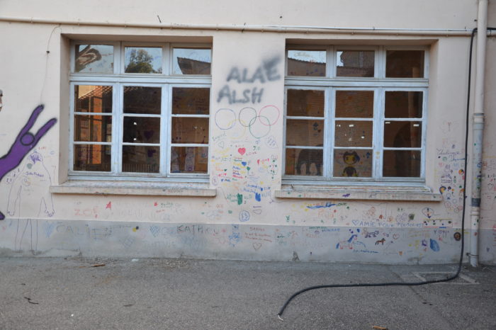 école chaze avant travaux - juillet 2024 - Souvenirs des enfants sur un pan de mur
