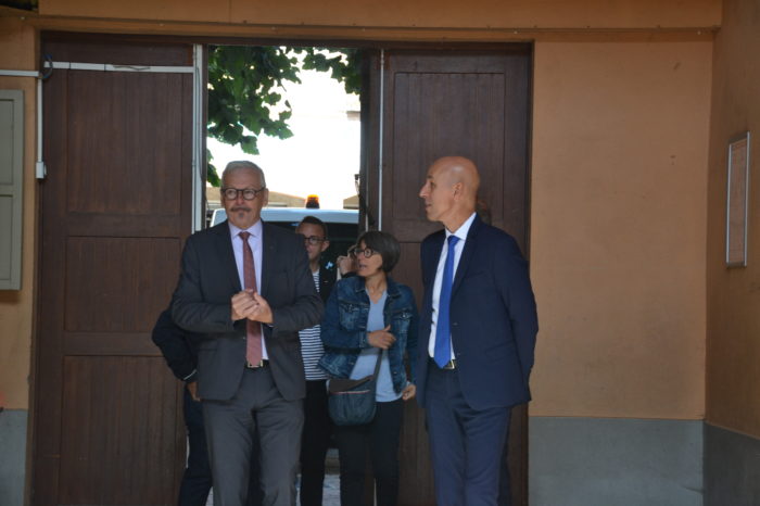 0BDA2469-C325-41DD-92B9-E9CDB7725924 - L'arrivée dans l'école du député et du Dasen