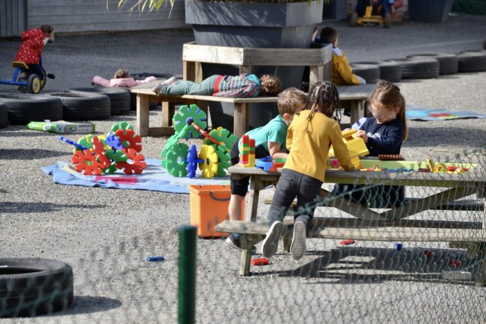 69CECDF1-D2DD-409D-81CB-5516A4720012_1_201_a - Enfants dans la cour maternelle