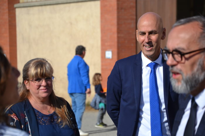 8D980ED3-A2DC-4FFE-A916-154357ECF9C0 - Agnès Salvo, directrice de l'école élémentaire, et Farid Djemmal, le Dasen. Au premier plan, le président Lefebvre.