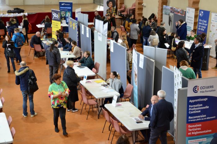 Rencontres de l'emploi - Vue d'ensemble de la salle des fêtes.
